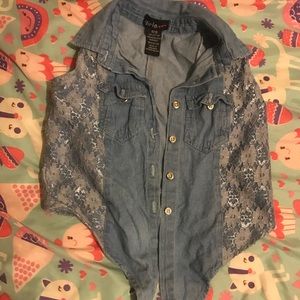 Denim sleeveless shirt with a front tie up